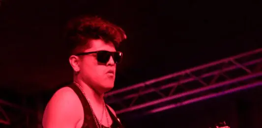 Perro Callejero en el “Del Barrio para el Barrio” en Los Angeles