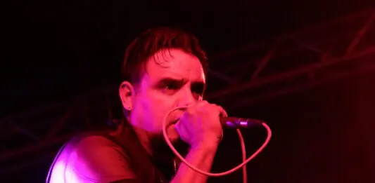 Perro Callejero en el “Del Barrio para el Barrio” en Los Angeles