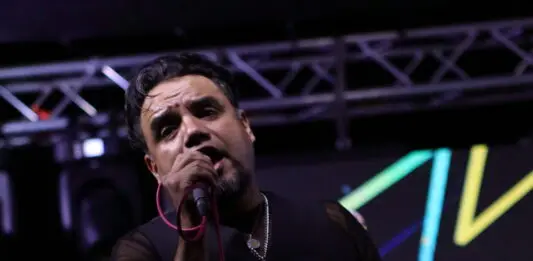 Perro Callejero en el “Del Barrio para el Barrio” en Los Angeles