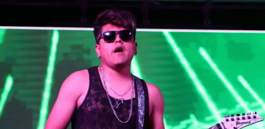 Perro Callejero en el “Del Barrio para el Barrio” en Los Angeles