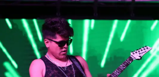 Perro Callejero en el “Del Barrio para el Barrio” en Los Angeles