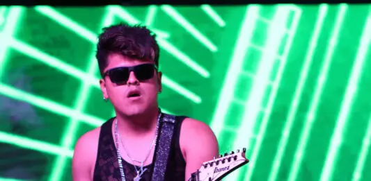 Perro Callejero en el “Del Barrio para el Barrio” en Los Angeles