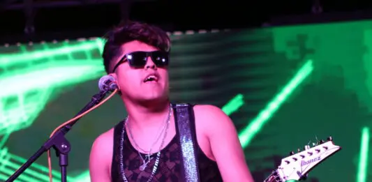 Perro Callejero en el “Del Barrio para el Barrio” en Los Angeles