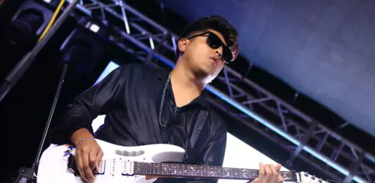 Perro Callejero en el “Del Barrio para el Barrio” en Los Angeles