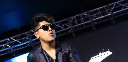 Perro Callejero en el “Del Barrio para el Barrio” en Los Angeles