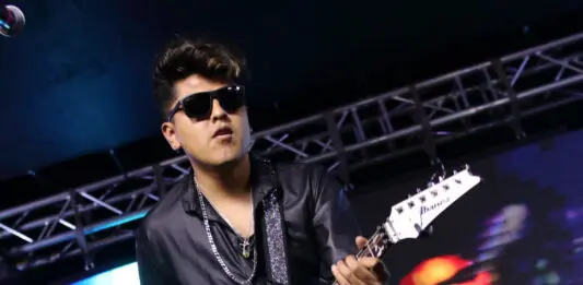 Perro Callejero en el “Del Barrio para el Barrio” en Los Angeles