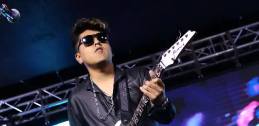 Perro Callejero en el “Del Barrio para el Barrio” en Los Angeles