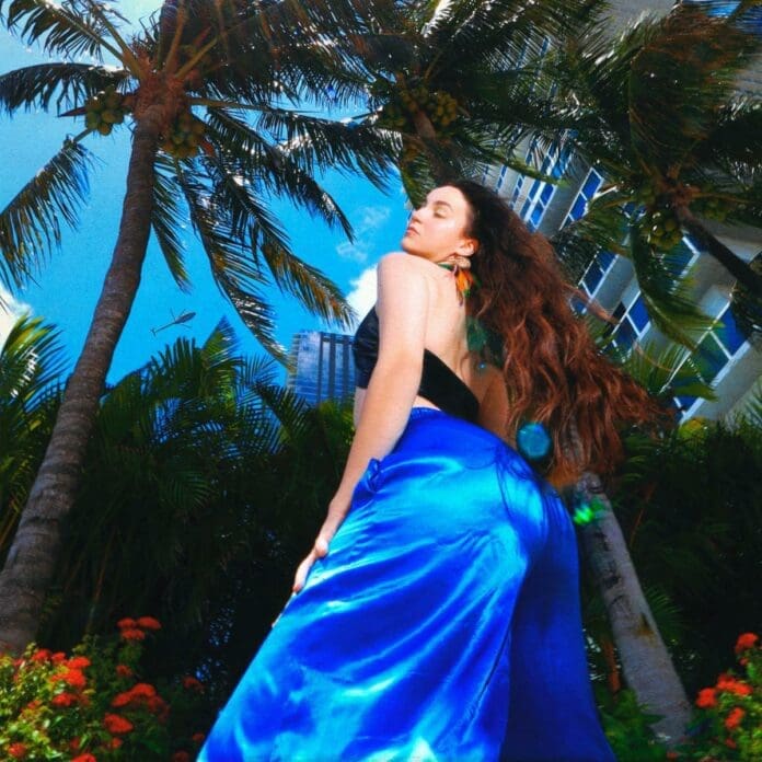 FITASHA HABLA DEL PODER DE LA AUTOESTIMA Y LA DETERMINACIÓN CON EL DOBLE LANZAMIENTO “VUELO A MIAMI” / “FLY TO MIAMI”