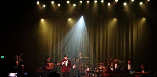ENJAMBRE NOCHES DE SALON EN LOS ANGELES