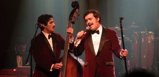 ENJAMBRE NOCHES DE SALON EN LOS ANGELES