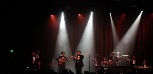 ENJAMBRE NOCHES DE SALON EN LOS ANGELES