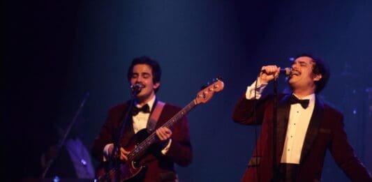 ENJAMBRE NOCHES DE SALON EN LOS ANGELES