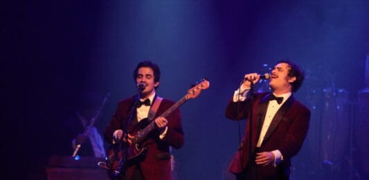 ENJAMBRE NOCHES DE SALON EN LOS ANGELES