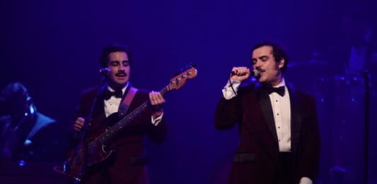 ENJAMBRE NOCHES DE SALON EN LOS ANGELES