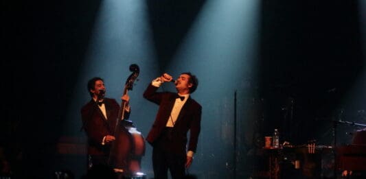 ENJAMBRE NOCHES DE SALON EN LOS ANGELES