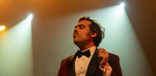 ENJAMBRE NOCHES DE SALON EN LOS ANGELES