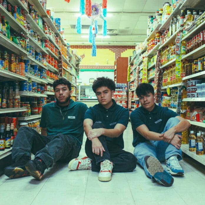 LOS APTOS CAPTURA EL ANHELO DE AMOR CON SU NUEVO SINGLE “COMO LO MUEVES” LOS APTOS CAPTURA EL ANHELO DE AMOR CON SU NUEVO SINGLE “COMO LO MUEVES”