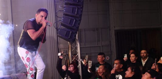 Perro Callejero en el “Del Barrio para el Barrio” en Los Angeles