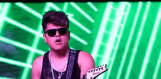 PERRO CALLEJERO EN “DEL BARRIO PARA EL BARRIO” EN LOS ANGELES Perro Callejero en el “Del Barrio para el Barrio” en Los Angeles