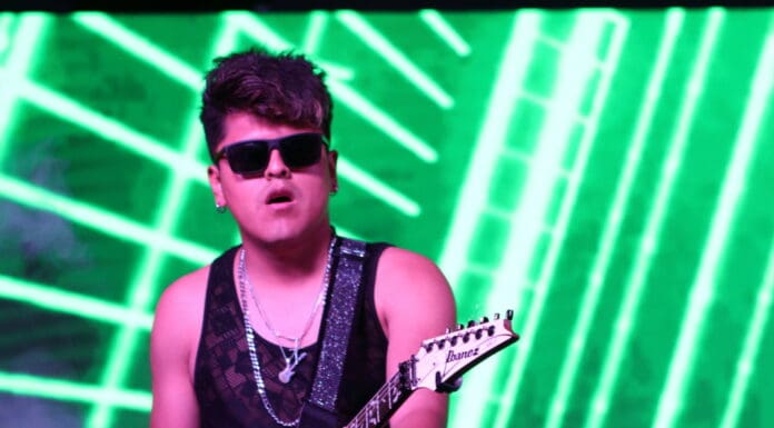 PERRO CALLEJERO EN “DEL BARRIO PARA EL BARRIO” EN LOS ANGELES Perro Callejero en el “Del Barrio para el Barrio” en Los Angeles