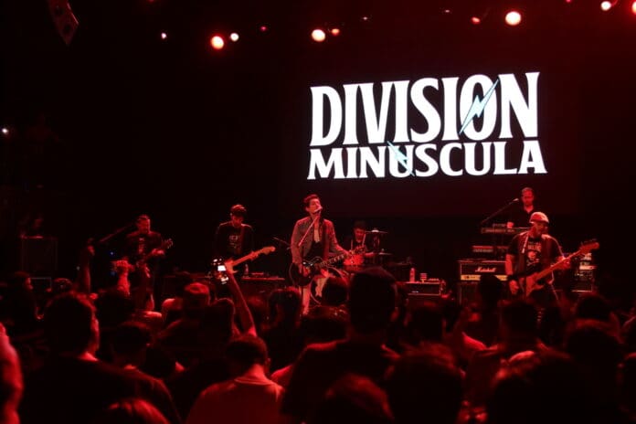 DIVISION MINUSCULA Y JUMBO EN LOS ANGELES JUMBO Y DIVISION MINUSCULA EN LOS ANGELES