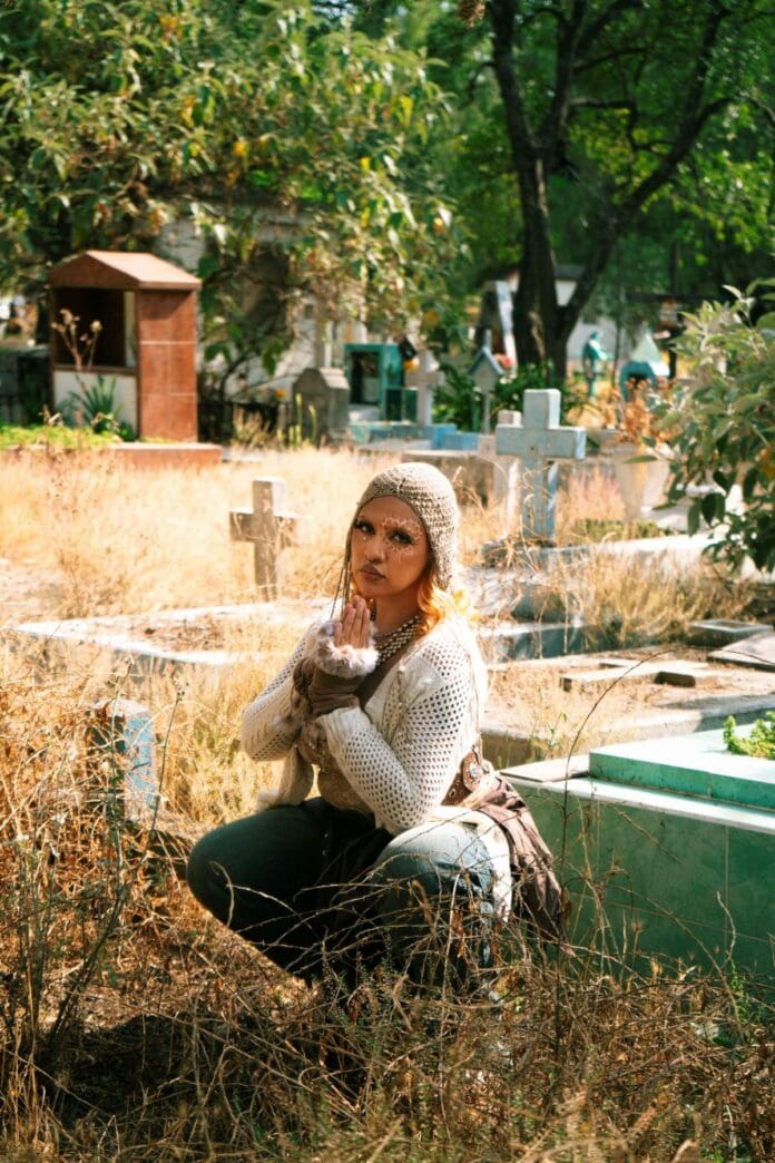 MILA LA MORENA LANZA UNA POTENTE CANCIÓN BILINGÜE DE SHOEGAZE “BROKEN” DE SU PRÓXIMO ÁLBUM POST INTERNET