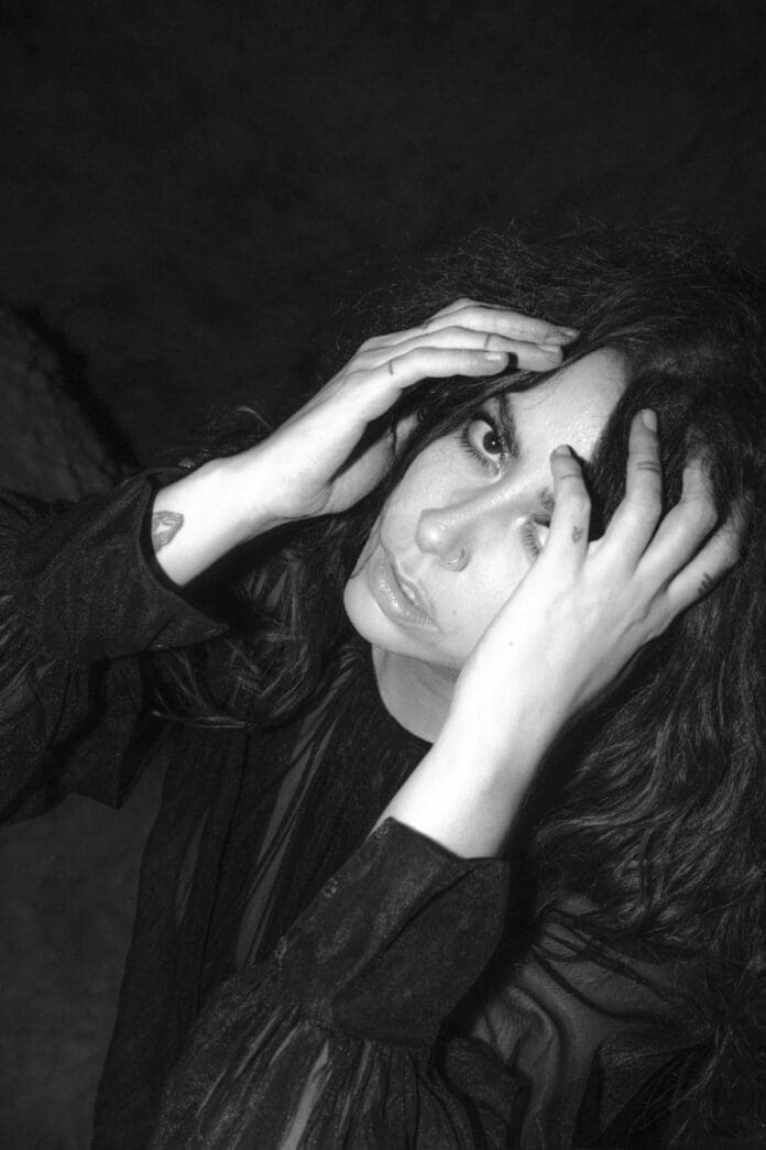 UN RITUAL SONORO RENÉE MOOI REVELA:”PANTERA (ACÚSTICO)” PRIMER SENCILLO DE SU NUEVO EP CON LAST JERÓNIMO