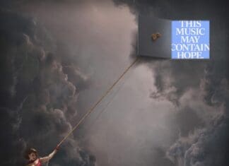 RAYE SE ELEVA CON SU NUEVA BALADA “NIGHTINGALE LANE”